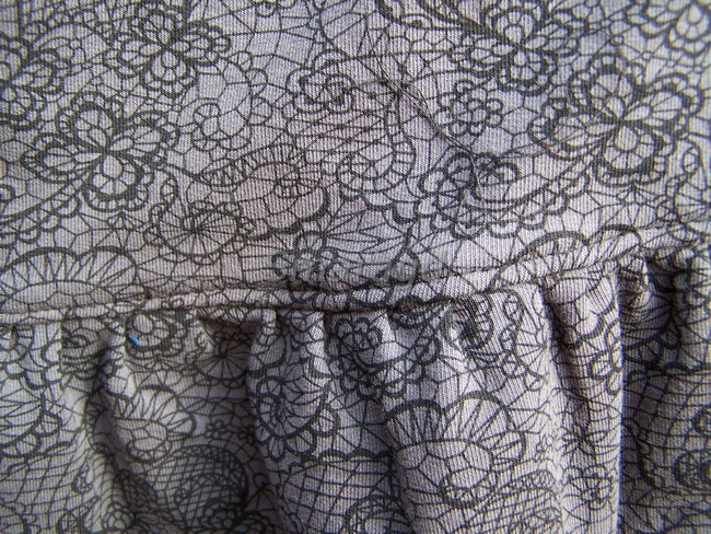 Sukně tmavě šedá tisk krajka